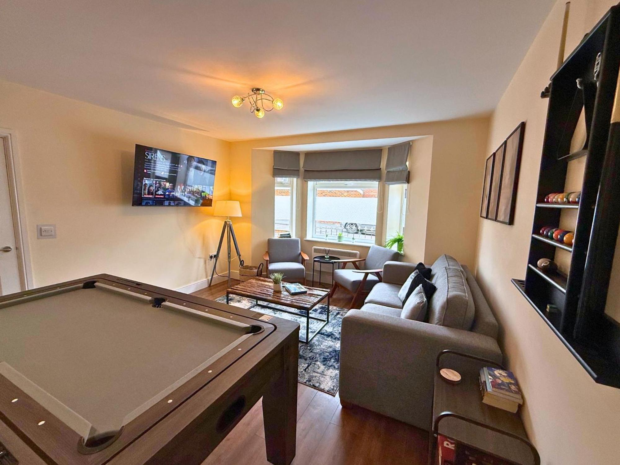 1-king Bed House, Near Centre, Pool Table Apartment *